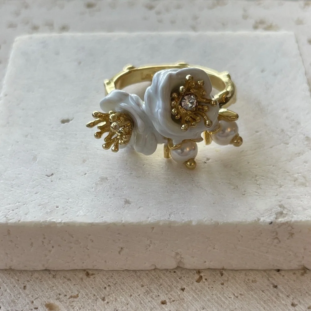 Les NEREIDES Elegant Gold and White Floral Ring